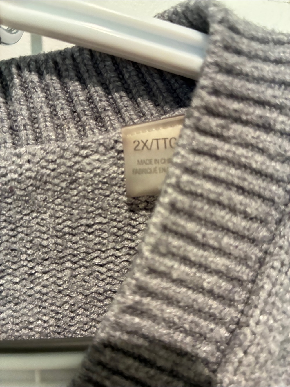 Tahari Gray V-Neck Sweater. B18 - Picture 3 of 7